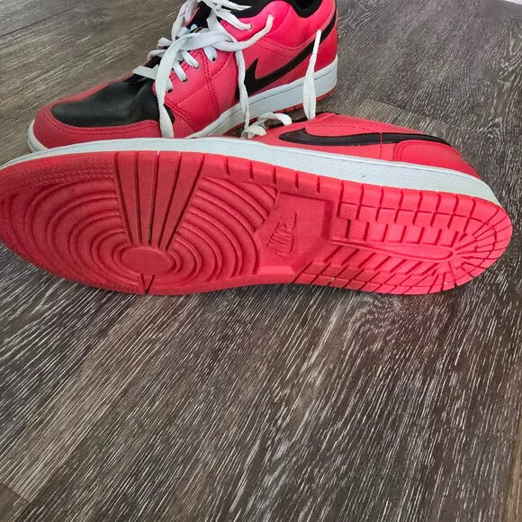 Womens size 9.5 Jordans - Picture 3 of 4